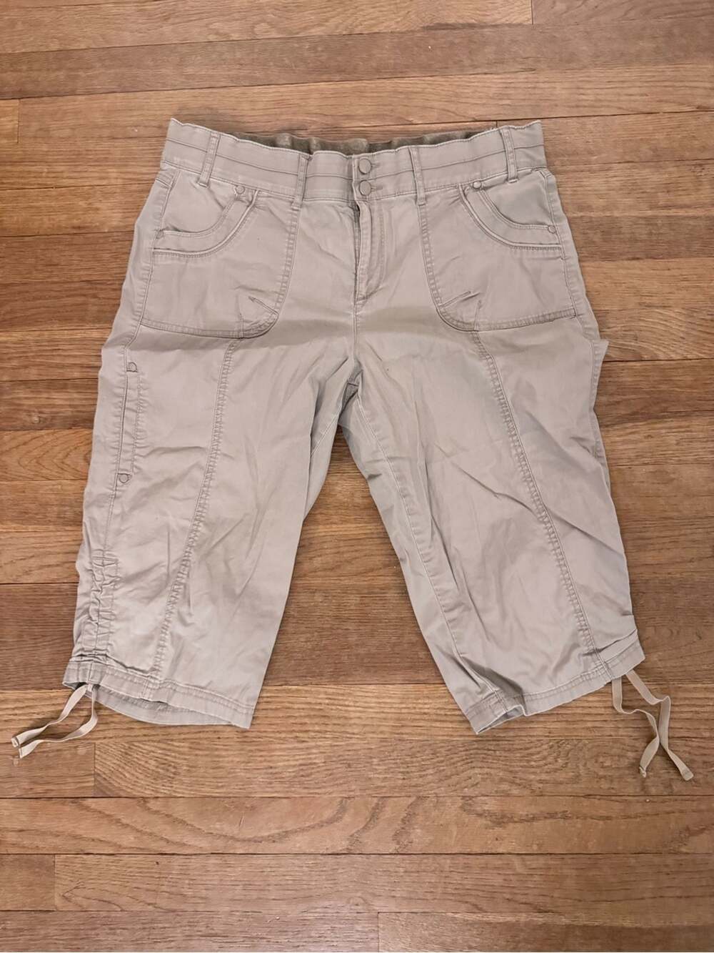 Gloria Vanderbilt Women's Khaki Cargo Capris - Size 12
 b81